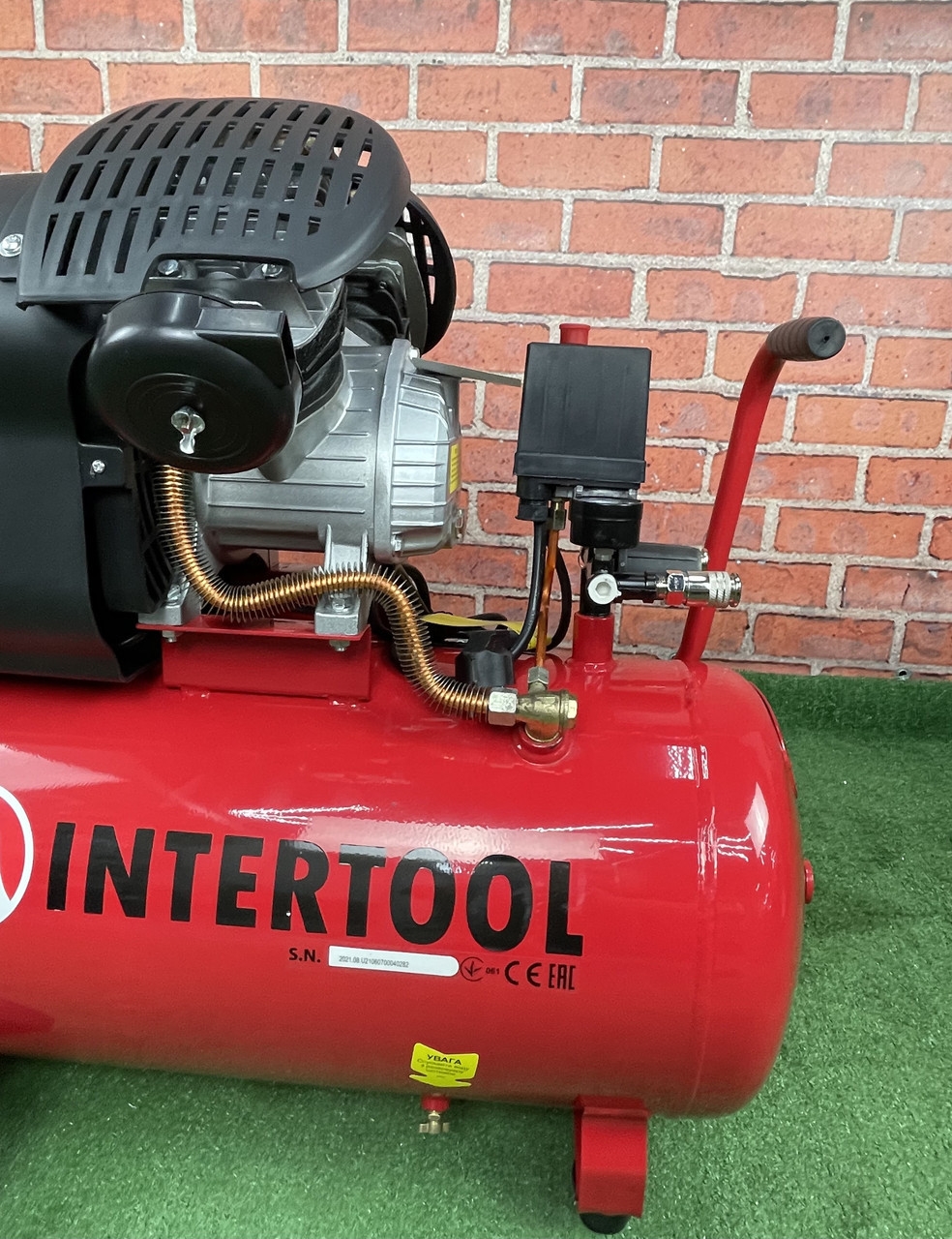 Поршневий компресор 2-х циліндровий 50 л INTERTOOL PT-0004 (2.23 кВт 220 Вт 8Атм 354 л/хв). Фото 4